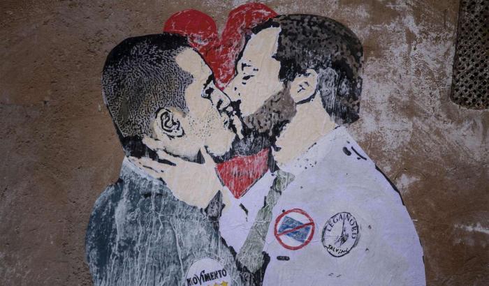 0004F280-il-bacio-tra-salvini-e-di-maio-di-tvboy-salvatore-benintende.jpg