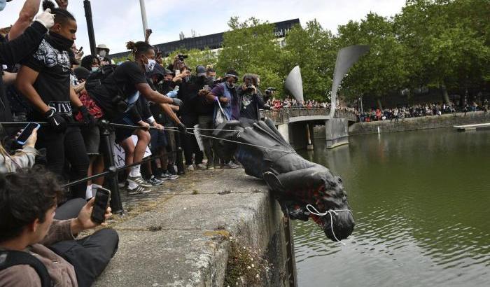 00056E41-la-statua-di-edward-colston-abbattuta
